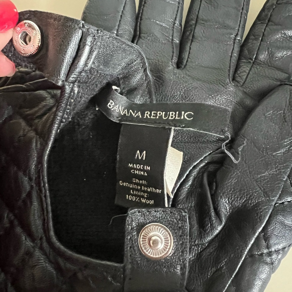 Black Quilted Leather Women’s Driving Gloves - Picture 4 of 4
